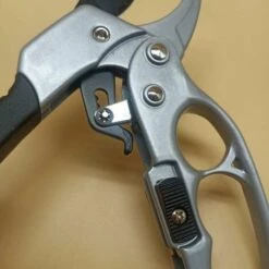 BRIDAY Sécateur à Crémaillère 20 CM - Lame En Titanium - Corps En Aluminium 11 BRIDAY Sécateur à Crémaillère 20 CM - Lame En Titanium - Corps En Aluminium -Outil de taillage Soldes 45788368 5